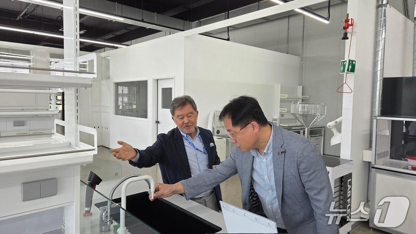 이형식 조달청 기획조정관이 11일 대전 유성구에 위치한 실험실 토털솔루션 제공업체 ㈜씨에이치씨랩을 둘러보고 있다. (조달청 제공. 재판매 및 DB금지) 2025.9.11/뉴스1