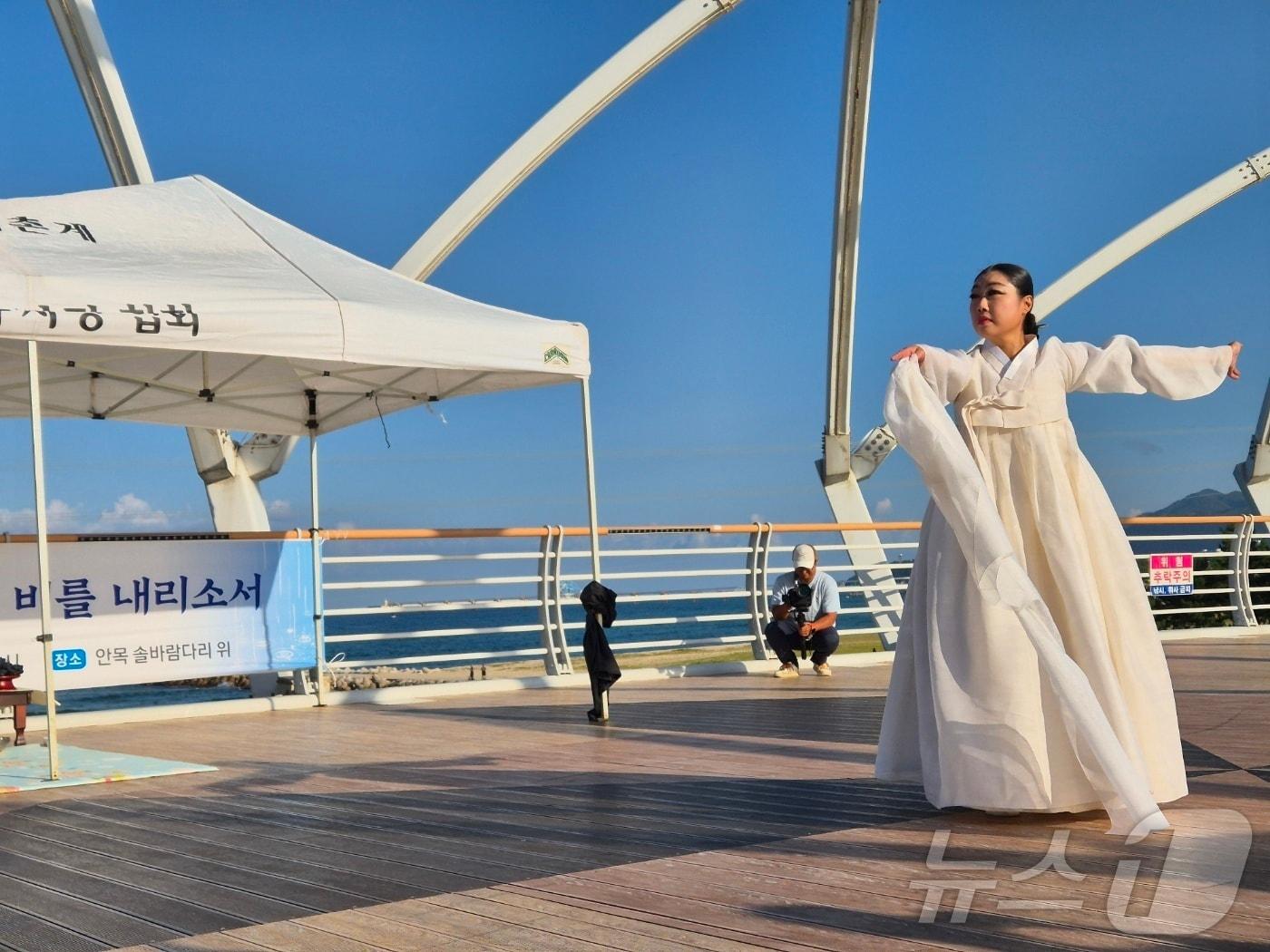 본문 이미지 - 최근 극심한 가뭄을 겪고 있는 강원 강릉 병산동 남항진 솔바람다리에서 11일 안목어촌계가 주관한 용신기우제가 열리고 있다. 용굿이라도 불리는 용신기우제는 강릉지역에서 예년부터 가뭄이 들면 하던 전통 민속 신앙 행사다. 가뭄으로 재난사태가 선포된 강릉의 이날 주 취수원 저수율은 11.8%로 전날 12%보다 0.25%p 떨어졌다. 2025.9.11/뉴스1 ⓒ News1 윤왕근 기자
