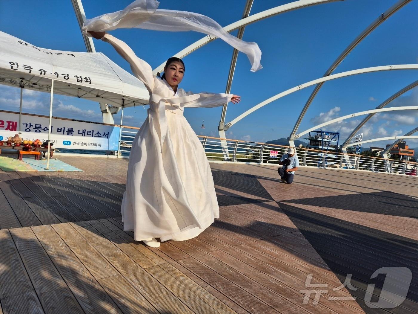 본문 이미지 - 최근 극심한 가뭄을 겪고 있는 강원 강릉 병산동 남항진 솔바람다리에서 11일 안목어촌계가 주관한 용신기우제가 열리고 있다. 용굿이라도 불리는 용신기우제는 강릉지역에서 예년부터 가뭄이 들면 하던 전통 민속 신앙 행사다. 가뭄으로 재난사태가 선포된 강릉의 이날 주 취수원 저수율은 11.8%로 전날 12%보다 0.25%p 떨어졌다. 2025.9.11/뉴스1 ⓒ News1 윤왕근 기자