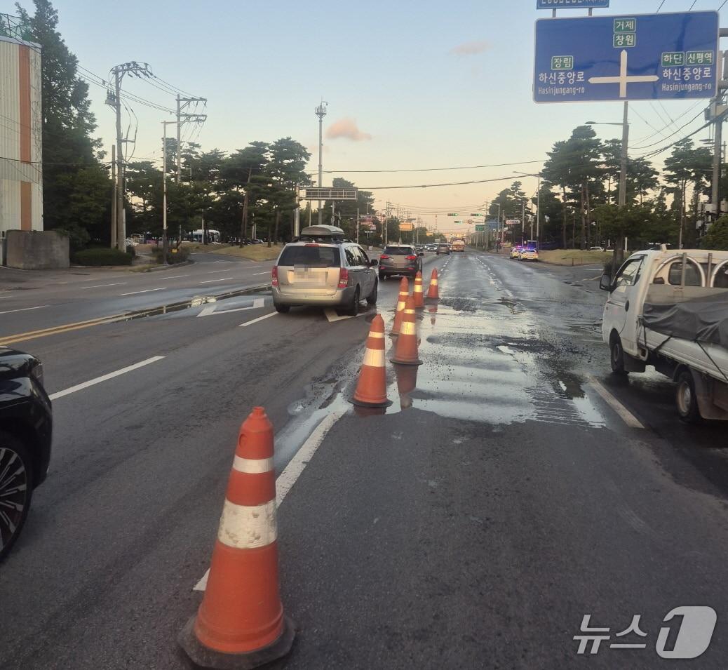 본문 이미지 - 11일 부산 사하구 신평동 상수도관 누수 현장.(사하경찰서 제공. 재판매 및 DB 금지)