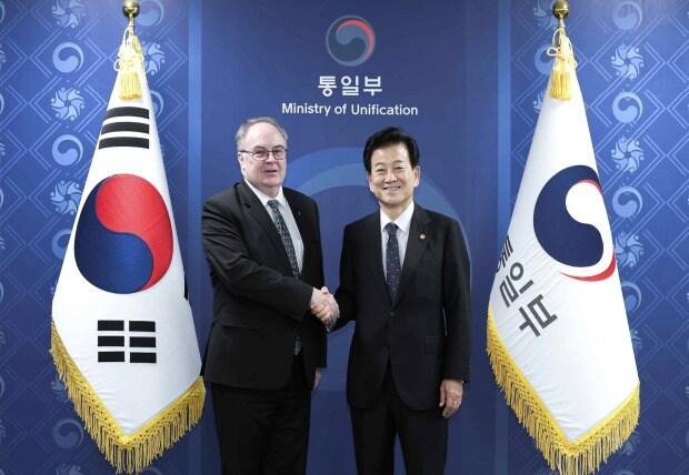 본문 이미지 - 정동영 통일부 장관이 11일 오후  서울 종로구 정부서울청사에서 제프 로빈슨 주한 호주대사와 접견하고 있다. (통일부 제공)