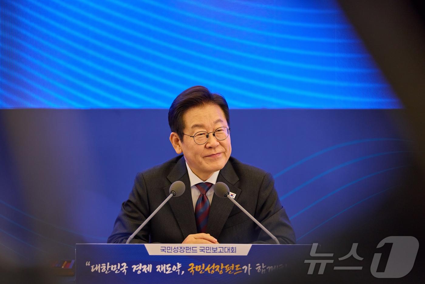 이재명 대통령이 지난 10일 서울 마포구 프론트원에서 열린 국민성장펀드 보고대회에서 참석자들의 발언을 듣고 있다. &#40;이재명 대통령 SNS. 재판매 및 DB 금지&#41; 2025.9.11/뉴스1 ⓒ News1 허경 기자