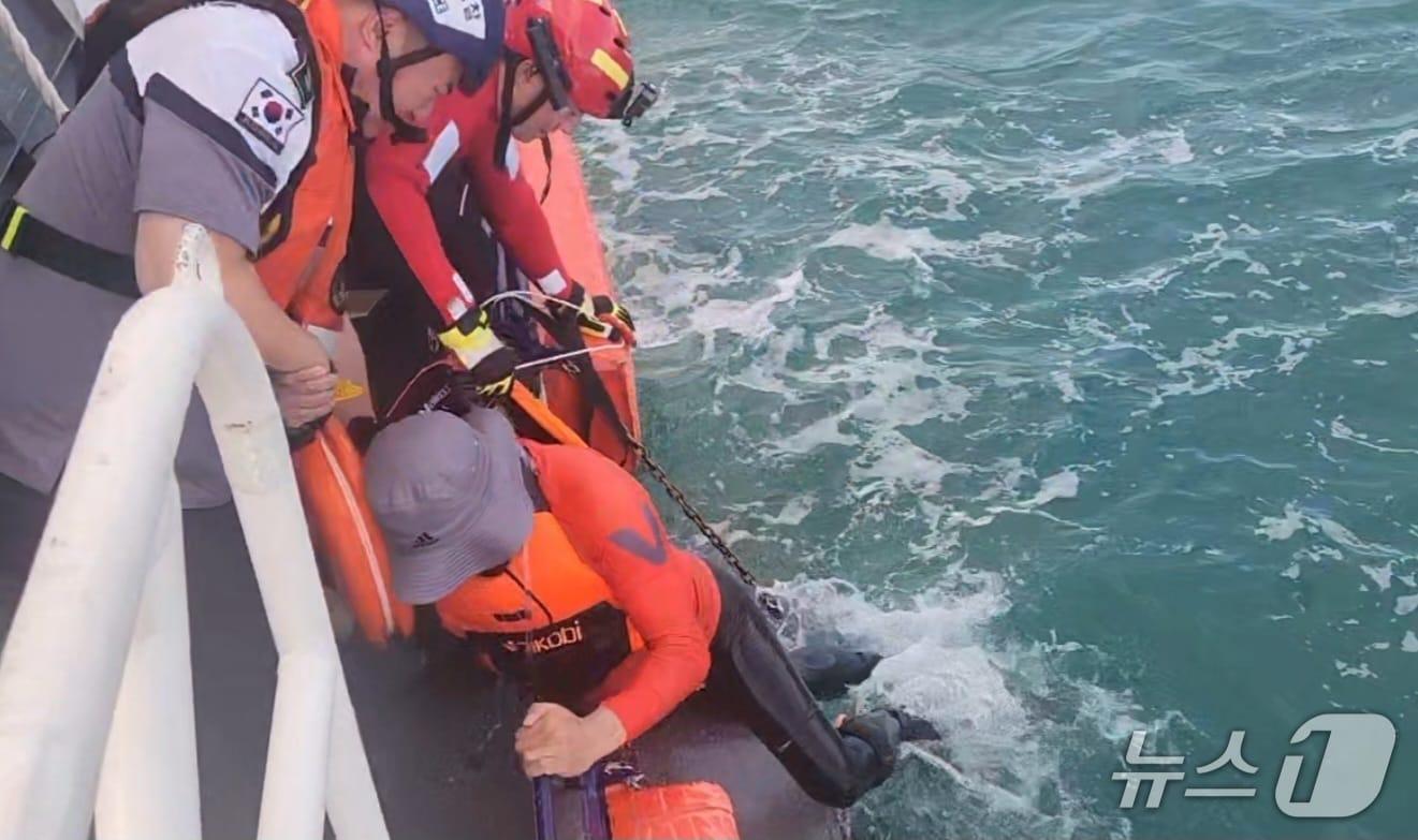 본문 이미지 - 울산해양경찰서가 11일 오후 3시 3분께 부산 기장군 월드컵방파제 인근 100m 앞 해상에서 카약을 타다 표류된 50대 남성 A 씨를 구조하고 있다.(울산해경 제공. 재판매 및 DB금지)/뉴스1