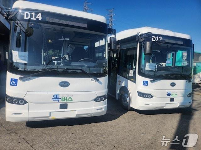 본문 이미지 - 이천시가 15일부터 시내권역에 증차하는 2대의 노선형 똑버스 모습.&#40;이천시 제공&#41;