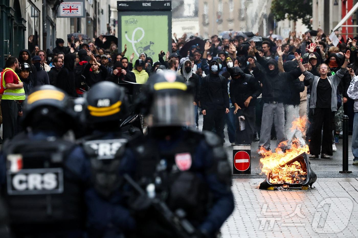 10일&#40;현지시간&#41; 프랑스 낭트에서 시민들이 국가 마비 운동인 &#39;모든 것을 멈춰라&#39;&#40;Bloquons Tout&#41; 시위에 참여하고 있다. 2025.09.10 ⓒ 로이터=뉴스1 ⓒ News1 강서연 기자