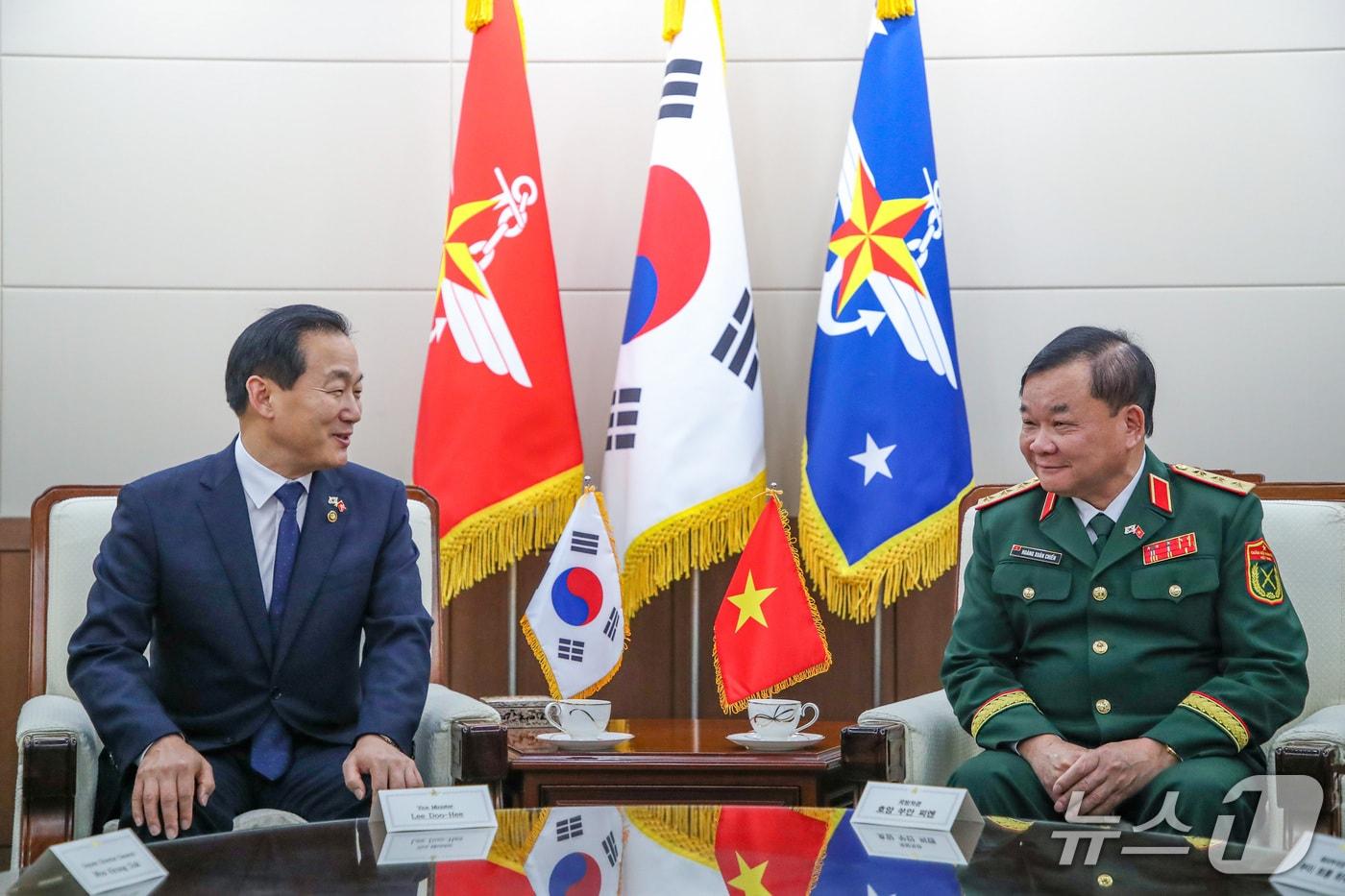 본문 이미지 - 이두희 국방부 차관과 호앙 쑤안 찌엔 베트남 국방차관이 11일 서울 용산구 국방부에서 한·베트남 국방전략대화를 진행하고 있다.(국방일보 제공)
