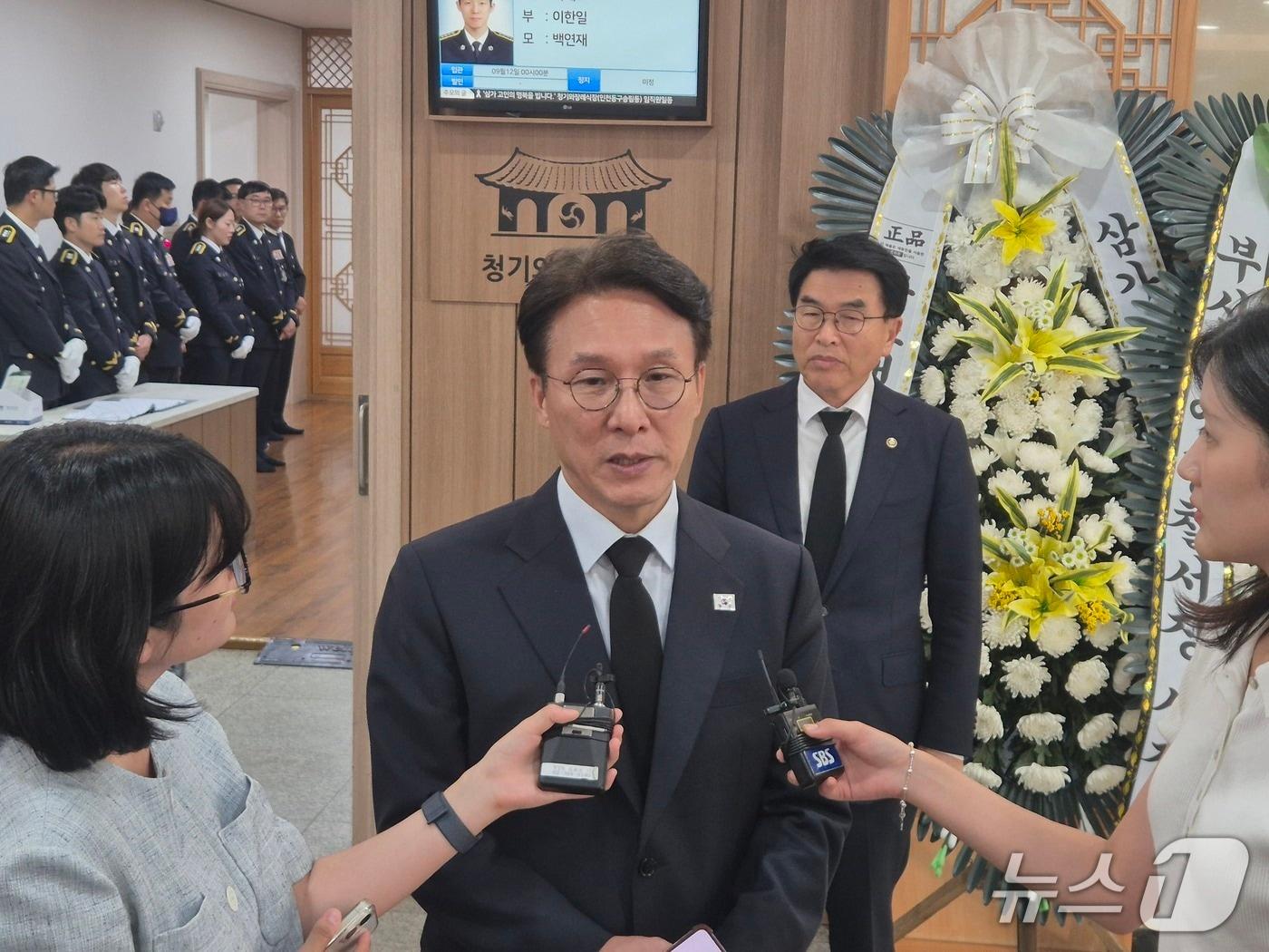 본문 이미지 - 김민석 국무총리가 11일 오후 인천 동구 송림동 청기와장례식장을 찾아 고(故) 이재석 인천해양경찰서 소속 경장을 위문했다.