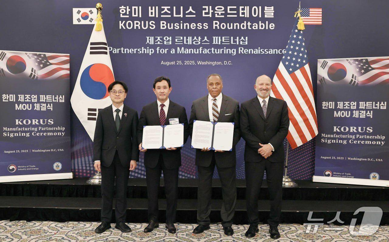 본문 이미지 - 김정관 산업통상자원부 장관, 최윤범 고려아연 회장, 마이클 윌리엄슨 록히드 마틴 인터내셔널 사장, 하워드 러트닉 미국 상무부 장관이 한미 비즈니스 라운드 테이블에서 기념 사진을 촬영하고 있다(고려아연 제공)