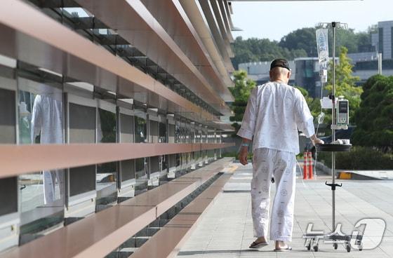 본문 이미지 - 서울 시내의 한 대학병원에서 환자가 걸어가고 있다./뉴스1 임세영 기자