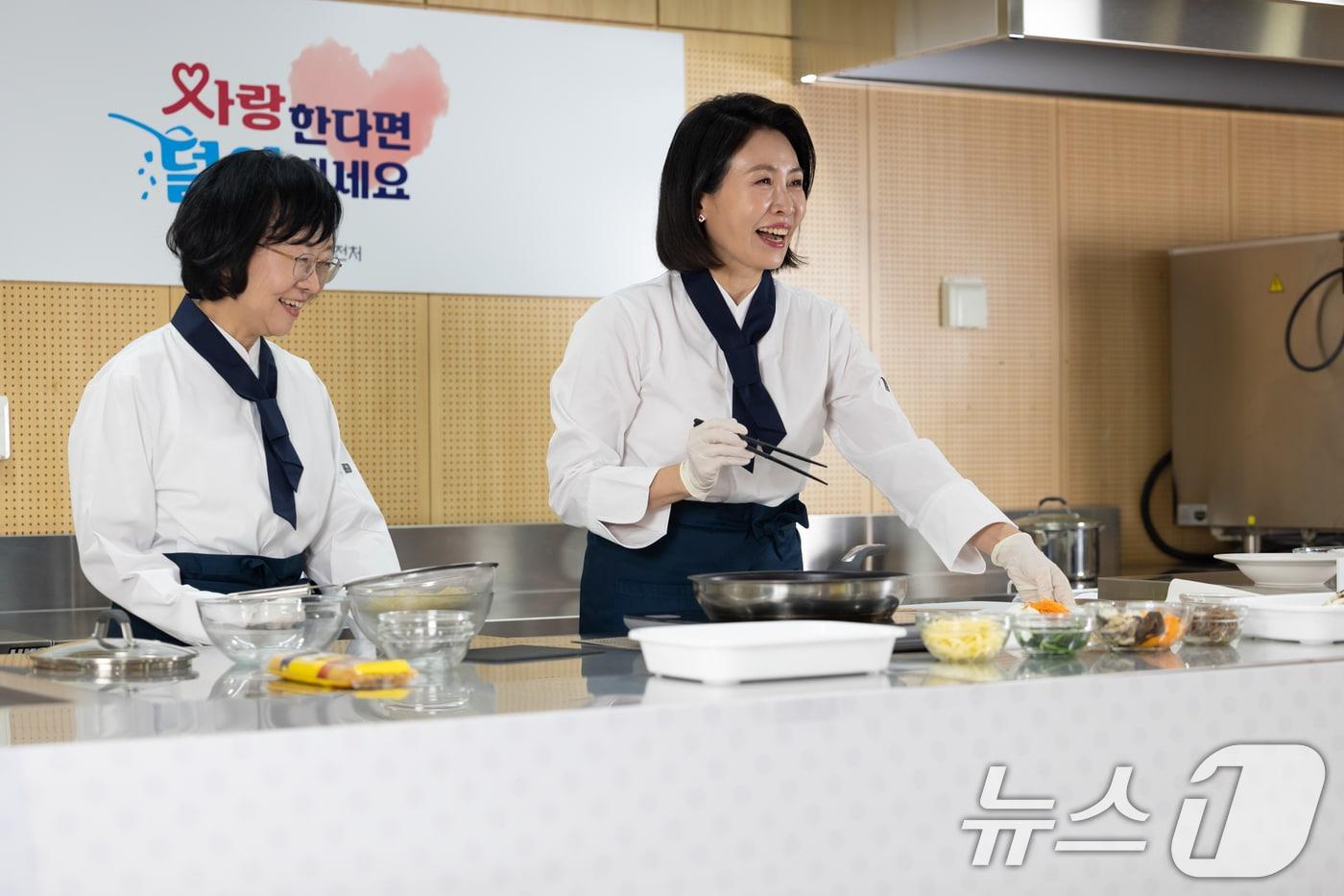 이재명 대통령 부인 김혜경 여사가 11일 서울 광진구 세종대학교에서 열린 삼삼한 요리 경연대회를 방문해 요리 시연과 푸드 토크를 하고 있다. (대통령실 제공. 재판매 및 DB 금지) 2025.9.11/뉴스1 ⓒ News1 허경 기자