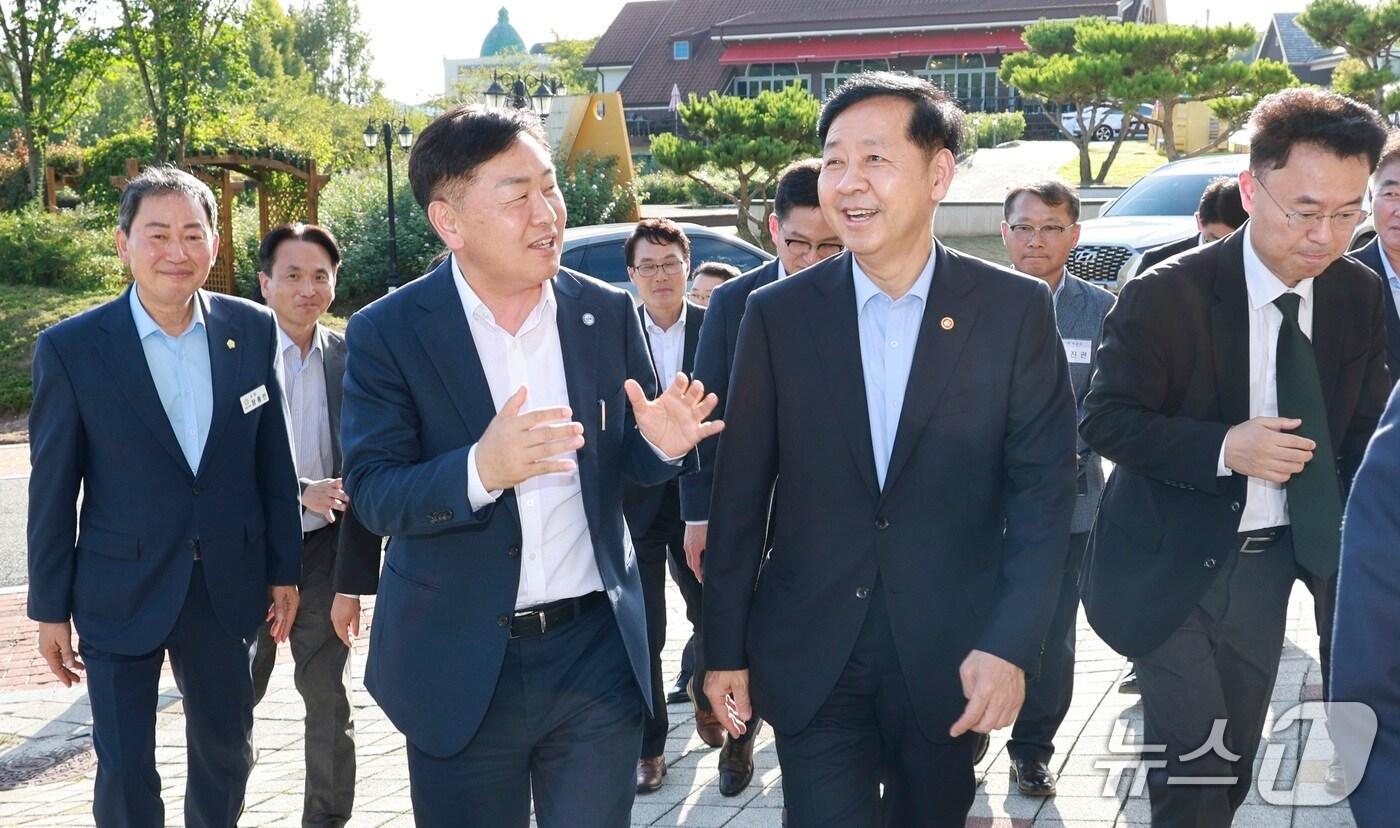 11일 전북 임실군 임실치즈태마파크에서 지방살리기 상생소비 활성화를 위한 임실군, 기획재정부, 국민연금공단 자매결연 협약식이 열린 가운데 김관영 전북지사와 구윤철 경제부총리가 이야기를 나누고 있다.&#40;전북도 제공. 재판매 및 DB금지&#41;/뉴스1 