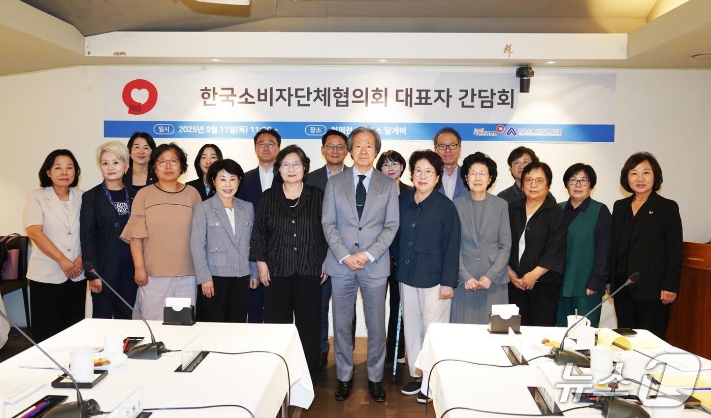 본문 이미지 - 국민건강보험공단은 11일 한국소비자단체협의회 소속 단체 대표들과 간담회를 갖고, 지속 가능한 건강보험제도를 위해 추진 중인 '의료·요양·돌봄 통합지원 사업'과 '급여관리 기능강화'에 대해 설명하고 발전 방향에 대한 의견을 나눴다고 밝혔다.(국민건강보험공단 제공)