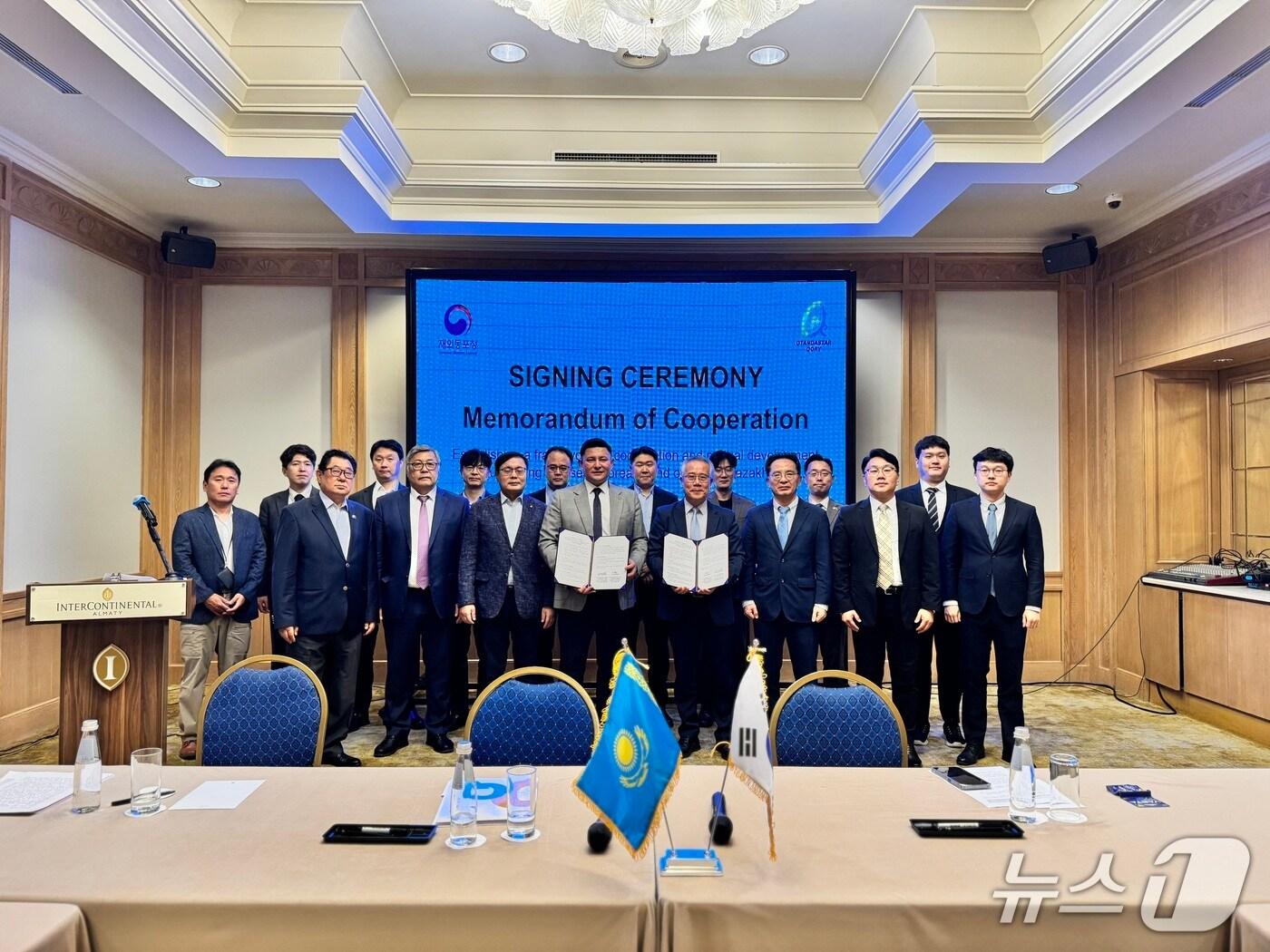 본문 이미지 - 재외동포청이 카자흐스탄의 재외동포 전담 기구인 오탄다스타 코리와 업무협약을 체결했다.(재외동포청 제공)