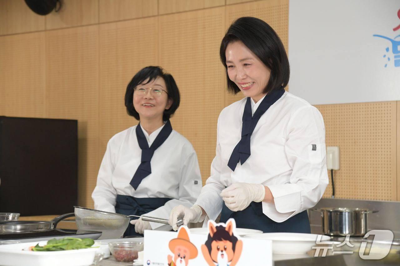 본문 이미지 - 식품의약품안전처는 나트륨·당을 줄인 건강한 식생활을 실천하고 확산하기 위해 11일 서울 광진구 세종대 대양AI센터에서 &#39;제14회 나트륨·당을 줄인 삼삼한 요리 경연대회&#39;를 열었다고 밝혔다.&#40;식품의약품안전처 제공&#41;