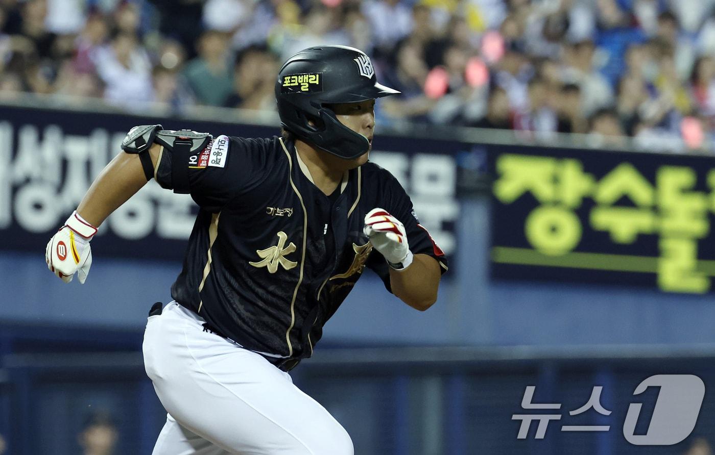 KT 이강철 감독이 11일 오후 서울 송파구 잠실야구장에서 열린 프로야구 &#39;2025 신한 SOL뱅크 KBO 리그&#39; kt 위즈와 LG 트윈스의 경기 7회초 무사 주자 1,2루 상황 대타로 나선 KT 강백호가 1타점 안타를 날린 뒤 달리고 있다. 2025.9.11/뉴스1 ⓒ News1 박정호 기자