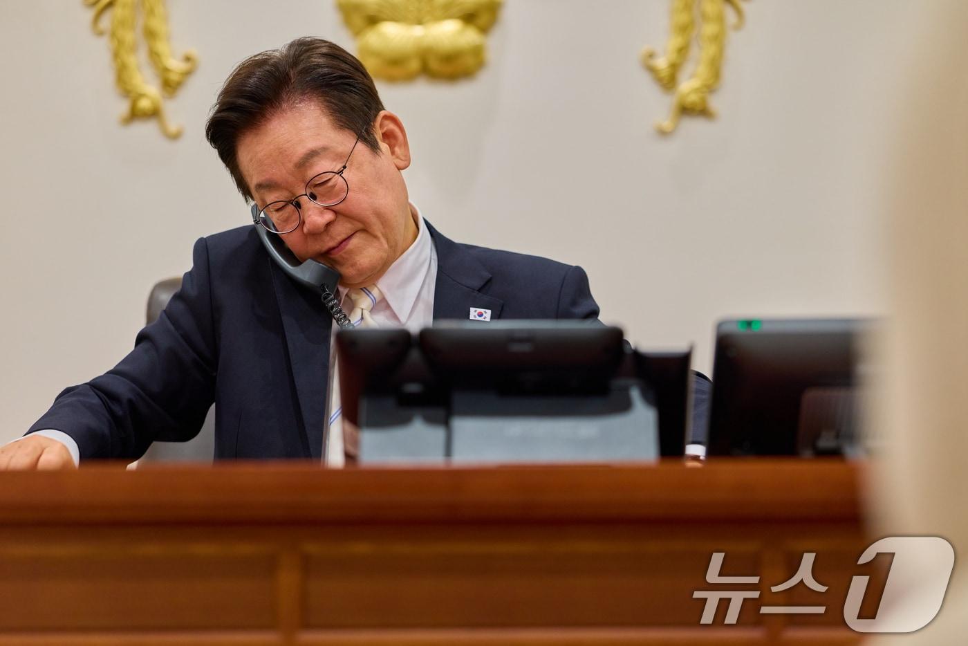 이재명 대통령이 지난 9월 서울 용산 대통령실 청사 집무실에서 에마뉘엘 마크롱&#40;Emmanuel Macron&#41; 프랑스 대통령과 전화 통화하는 모습. &#40;대통령실 제공. 재판매 및 DB 금지&#41; 2025.9.11/뉴스1 ⓒ News1 허경 기자