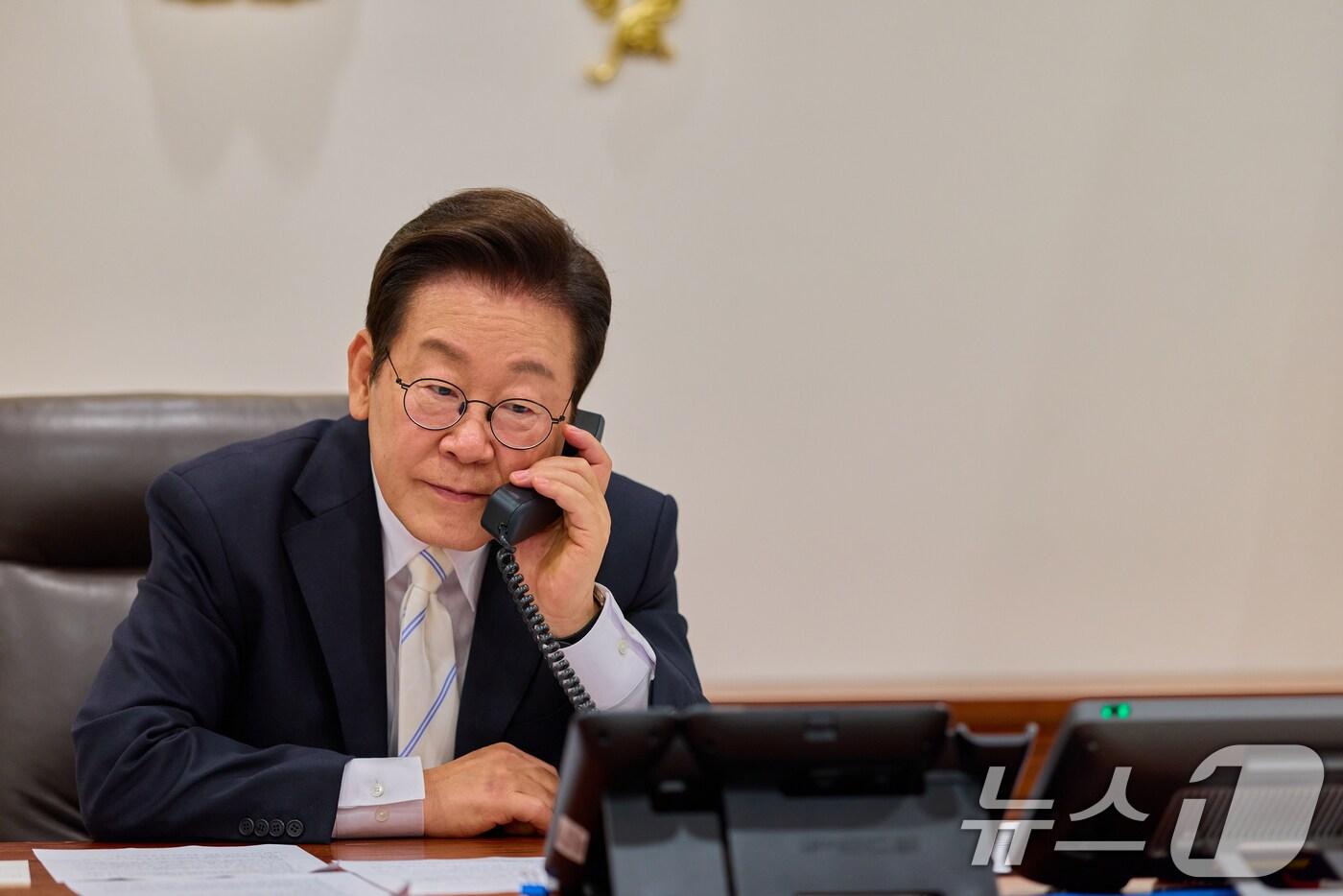 이재명 대통령이 11일 서울 용산 대통령실 청사 집무실에서 도날드 투스크&#40;Donald Tusk&#41; 폴란드 총리와 전화 통화하고 있다. &#40;대통령실 제공. 재판매 및 DB 금지&#41; 2025.9.11/뉴스1 ⓒ News1 허경 기자