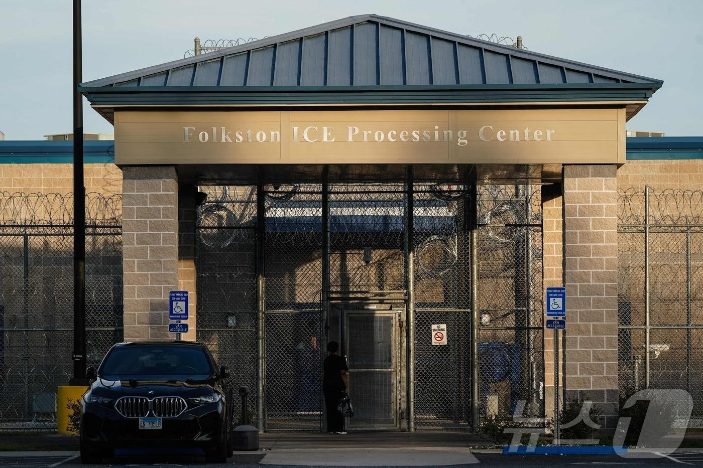 지난 9일&#40;현지시간&#41; 조지아주 포크스턴&#40;Folkston&#41;에 있는 이민세관단속국&#40;ICE&#41; 구금시설에 한 여성이 들어가고 있다. 미국 이민 당국은 4일 조지아주의 현대차·LG 배터리 공장을 급습해 317명의 한국인 근로자를 포함해 475명을 체포·구금했다. 한국인 근로자 316명은 11일 전세기를 이용해 귀국할 예정이다. 2025.09.11. ⓒ AFP=뉴스1 ⓒ News1 류정민 특파원