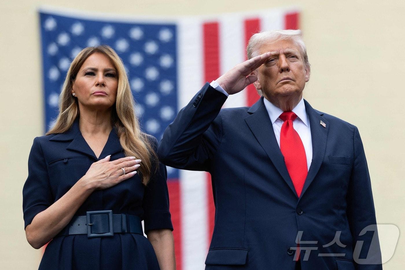11일&#40;현지시간&#41; 펜타곤에서 열린 9·11 추모 행사에서 도널드 트럼프 미국 대통령이 영부인 멜라니아 트럼프 여사와 함께 경례하고 있다. 이날은 약 3000명의 목숨을 앗아간 9·11 테러 발생 24주기가 되는 날이다. 2025.09.11. ⓒ AFP=뉴스1 ⓒ News1 윤다정 기자