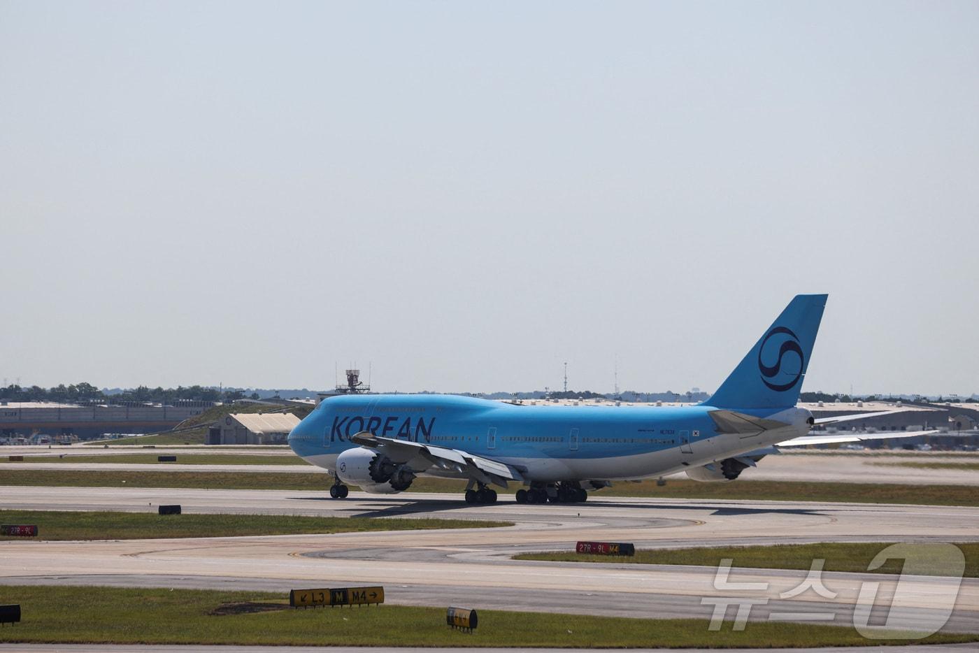 11일&#40;현지시간&#41; 미국 조지아주 애틀랜타의 하츠필드-잭슨 애틀랜타 국제공항에서 한국인 근로자 316명 등 미 이민 당국에 의해 구금됐다 석방된 총 330명의 근로자를 태운 대한항공 전세기가 이륙하려 하고 있다. 2025.09.11. ⓒ 로이터=뉴스1 ⓒ News1 류정민 특파원