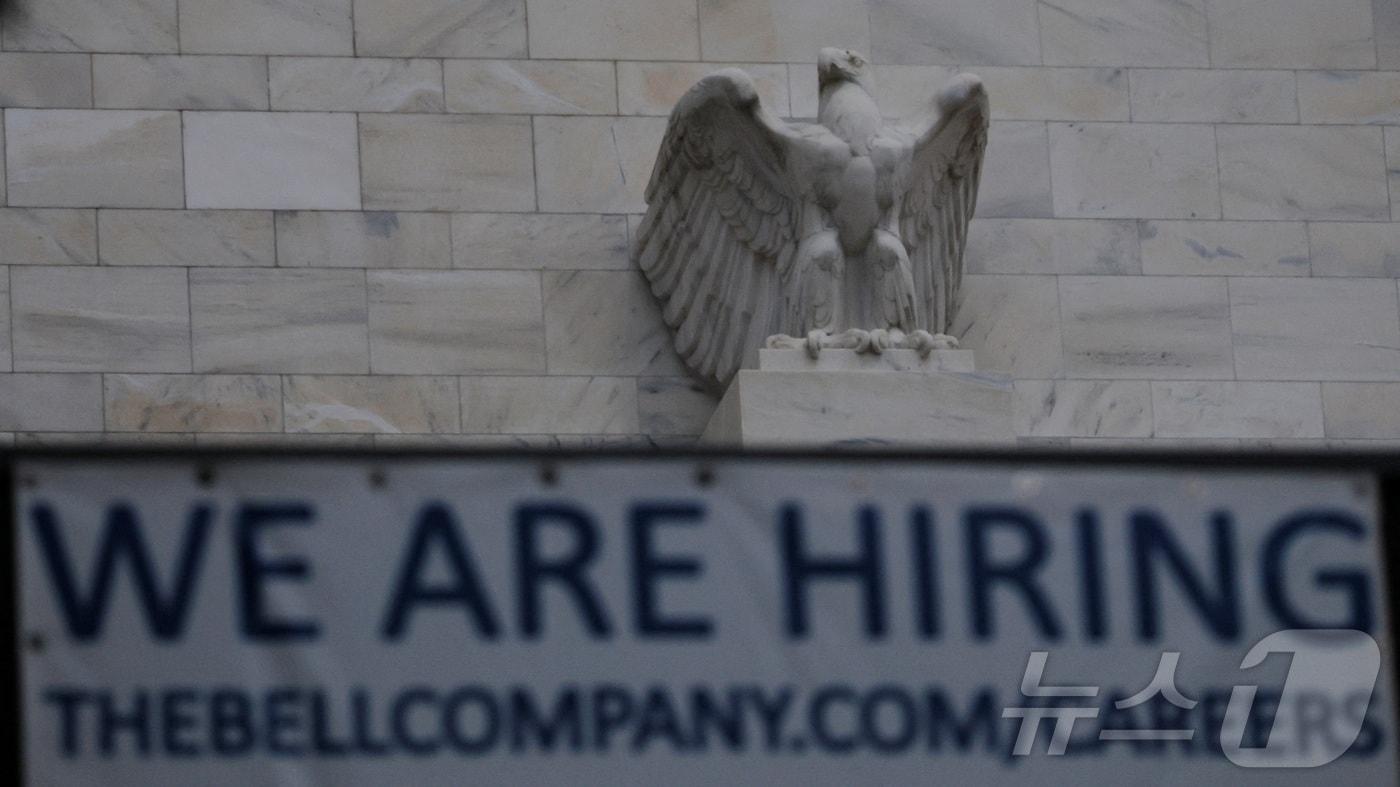 8월 26일&#40;현지시간&#41; 미국 워싱턴DC 연방준비제도&#40;Fed&#41; 건물 외벽의 독수리 조형물 앞쪽으로 &#39;직원 모집&#39; 안내문이 비치고 있다. 2025.08.26. ⓒ 로이터=뉴스1 ⓒ News1 윤다정 기자