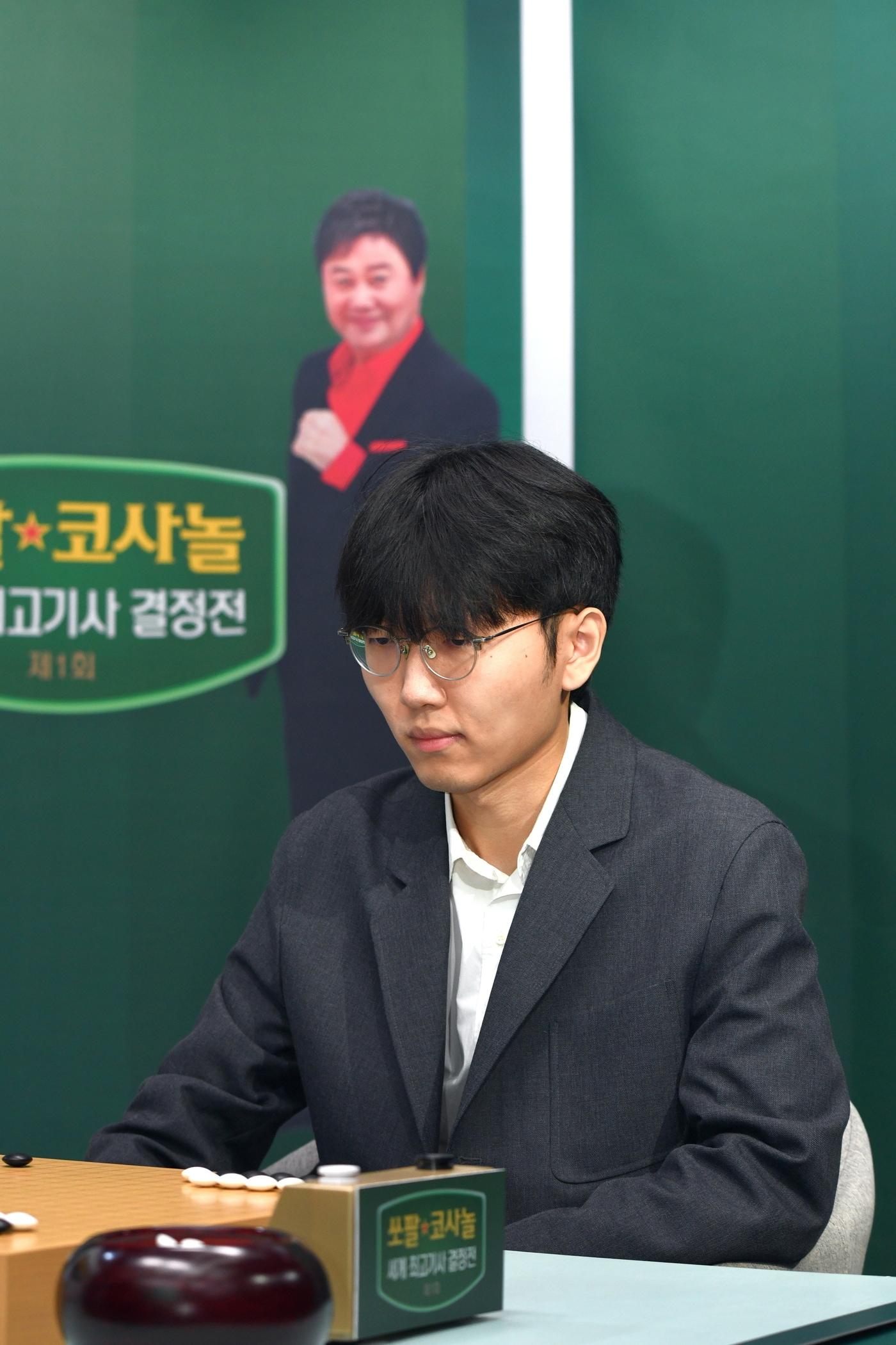 본문 이미지 - 신진서 9단이 쏘팔코사놀 결승 2국에서 승리했다.&#40;한국기원 제공&#41;