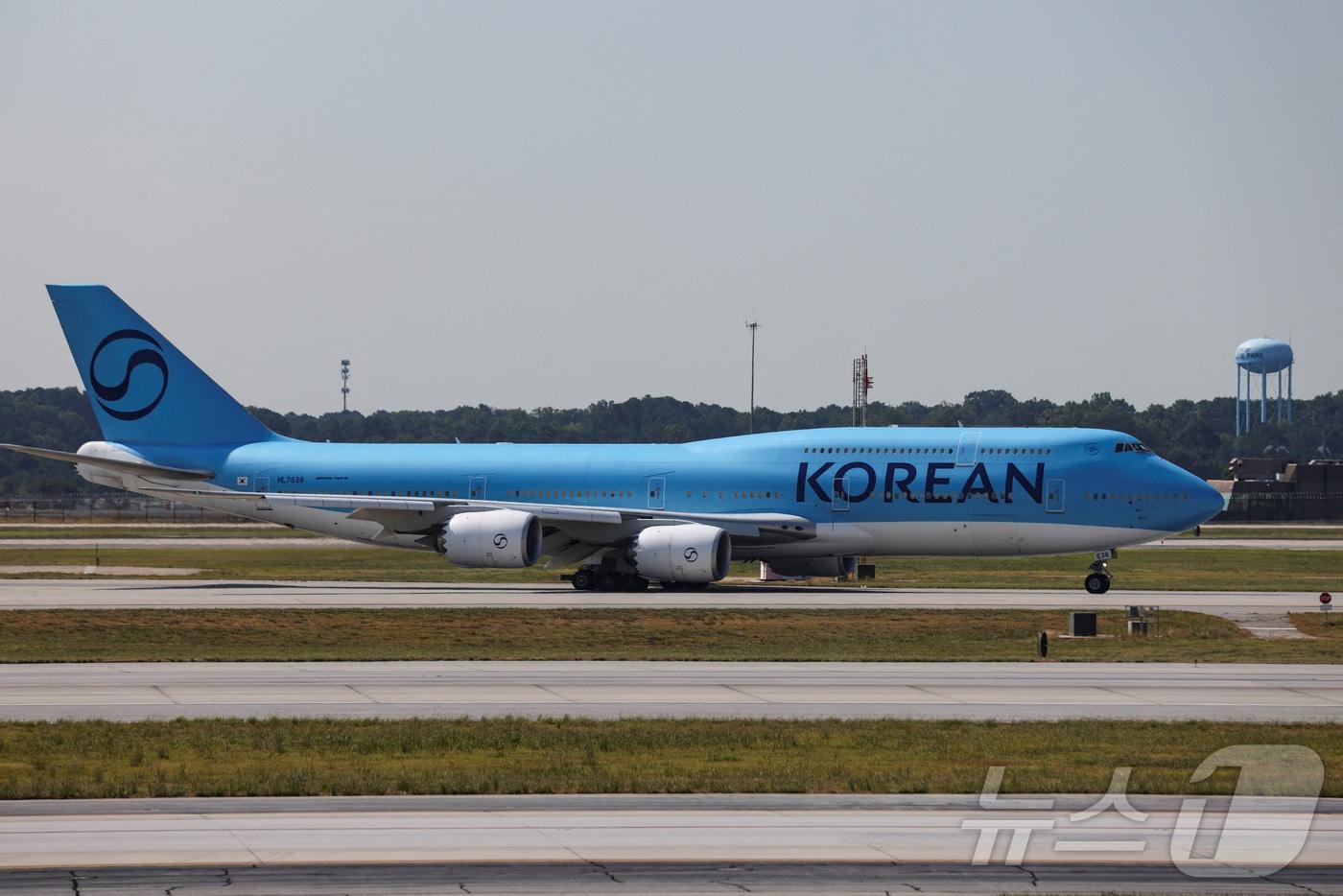 11일(현지시간) 미국 조지아주 하츠필드-잭슨 애틀랜타 국제공항에 미국 이민당국에 의해 체포·구금됐다 풀려난 한국인 근로자들이 탑승할 대한항공 전세기가 보이고 있다. ⓒ 로이터=뉴스1 ⓒ News1 장수영 기자