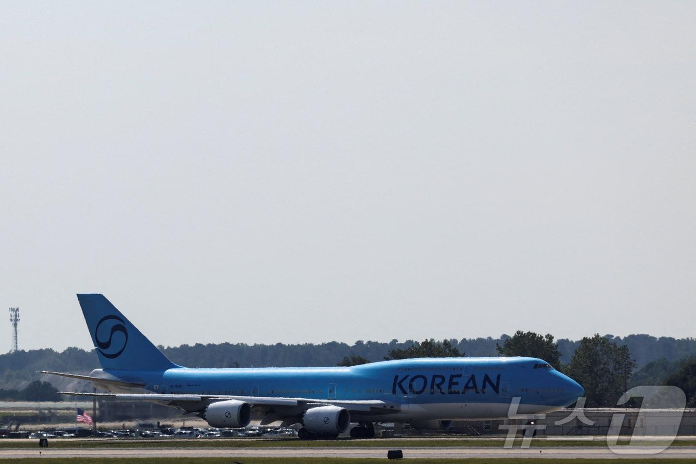 11일(현지시간) 미국 조지아주 하츠필드-잭슨 애틀랜타 국제공항에 미국 이민당국에 의해 체포·구금됐다 풀려난 한국인 근로자들이 탑승할 대한항공 전세기가 보이고 있다. ⓒ 로이터=뉴스1 ⓒ News1 장수영 기자