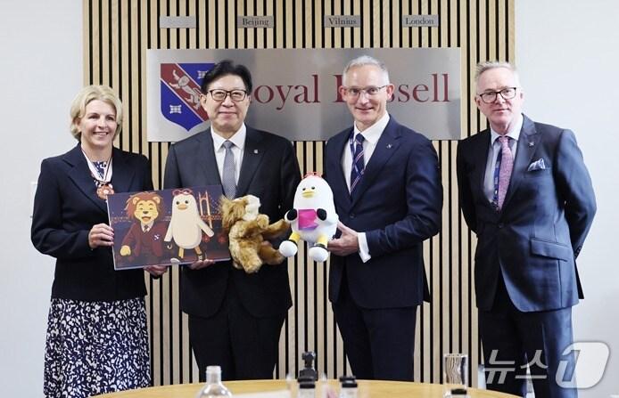 본문 이미지 - 박형준 부산시장(왼쪽 두 번째)이 로얄러셀스쿨 방문해 관계자들과 기념 촬영하고 있다.(부산시 제공. 재판매 및 DB금지)