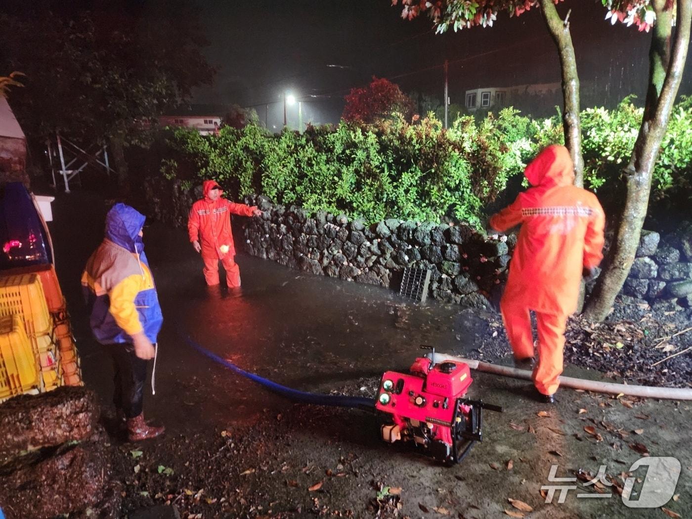 본문 이미지 - 12일 새벽 제주 서귀포시 남원읍에서 폭우가 쏟아져 침수피해가 잇따랐다.&#40;제주도소방안전본부 제공. 재판매 및 DB 금지&#41;