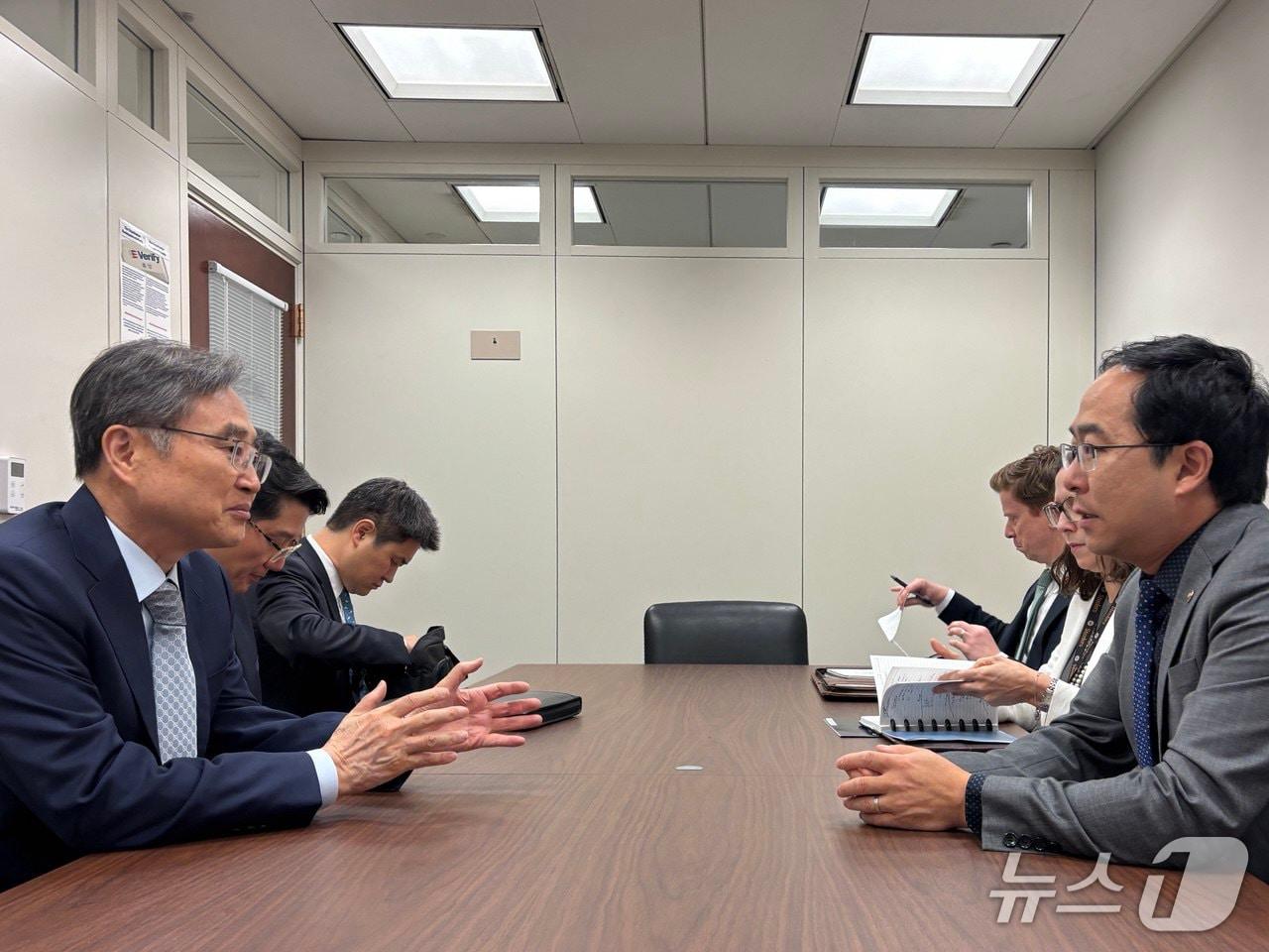 본문 이미지 - 조현 외교부 장관&#40;왼쪽&#41;, 앤디 김 미 상원의원.&#40;외교부 제공&#41;