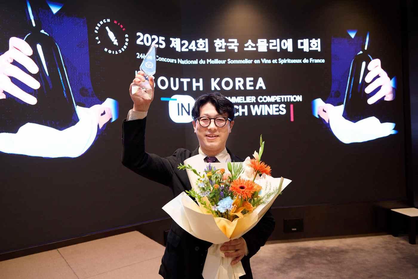 이형택 더스테이크하우스 소속 소믈리에가 지난 10일 서울 중구 앰배서더 서울 풀만 호텔에서 열린 '제24회 한국 소믈리에 대회'에서 1위를 차지했다.(CJ푸드빌 제공)