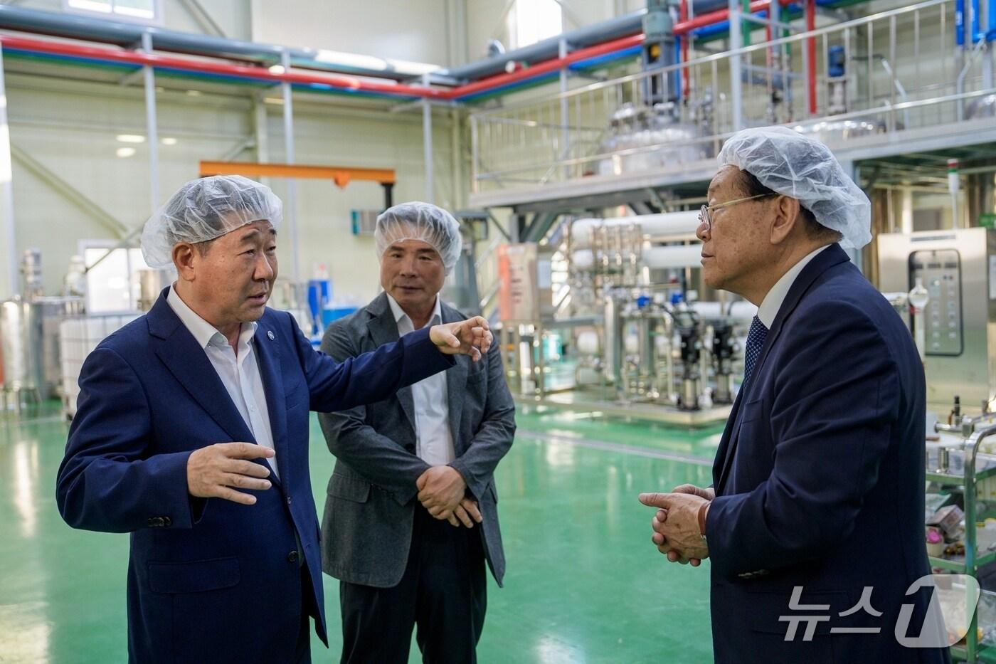 이재영 충북 증평군수가 증평2일반산업단지 내 ㈜마크로케어 공장을 찾아 이상린 대표와 함께 생산·연구시설을 둘러보고 있다.(증평군 제공, 재판매 및 DB금지)/뉴스1