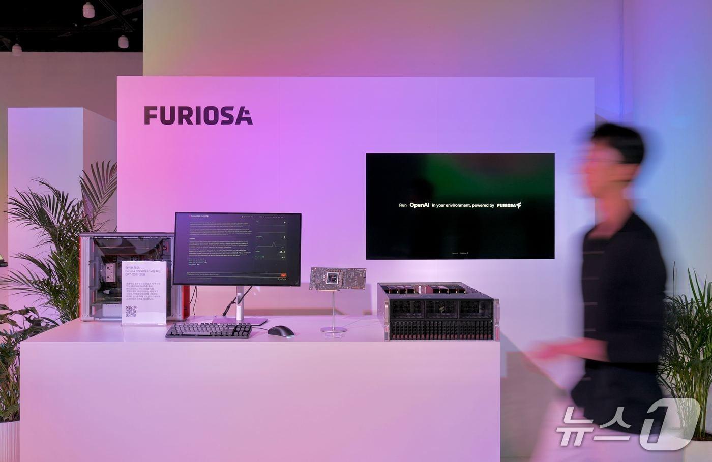오픈AI코리아 개소식 행사장에 배치된 RNGD 서버와 시연용 워크스테이션&#40;퓨리오사AI 제공&#41;