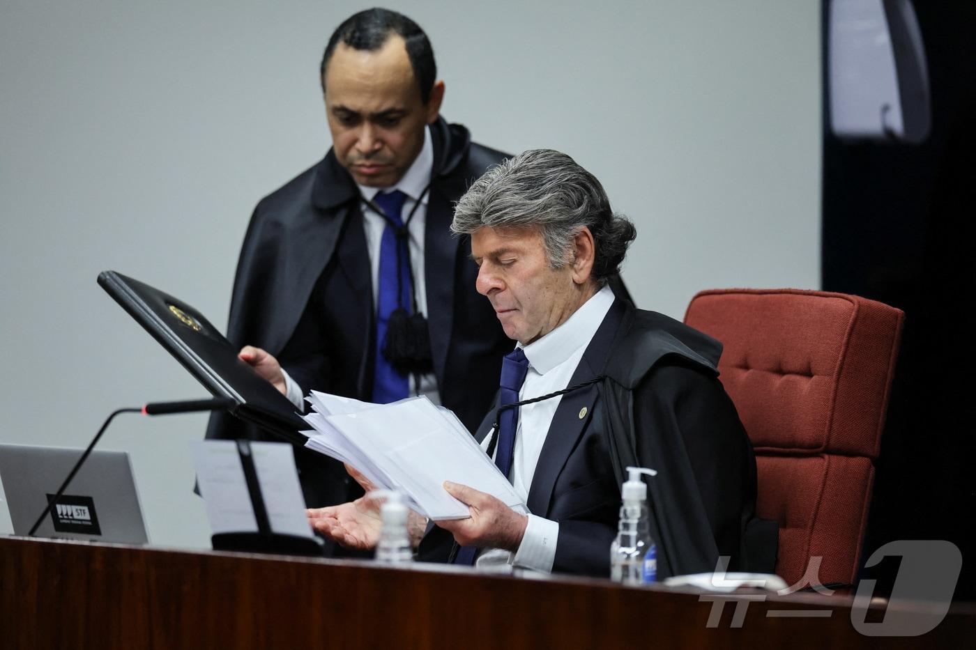 11일&#40;현지시간&#41; 브라질 브라질리아에서 열린 자이르 보우소나루 전 대통령의 2022년 대선 전복 쿠데타 모의 혐의에 대한 재판 최종 단계에서 브라질 연방대법원 루이스 푹스 대법관이 심리에 참석하고 있다.2025.09.11. ⓒ 로이터=뉴스1