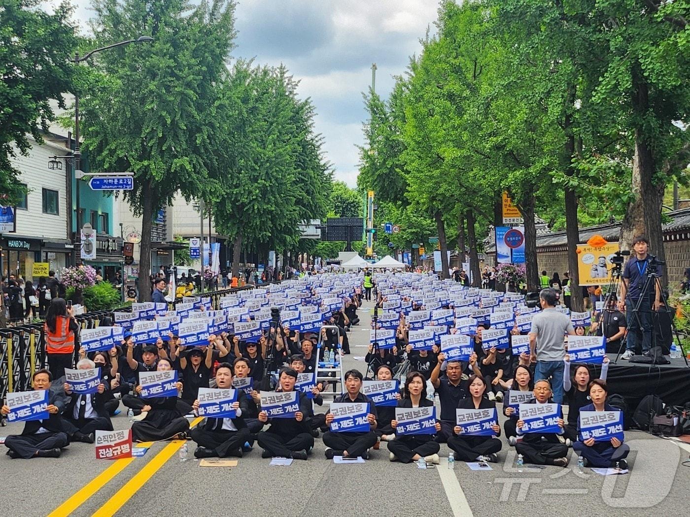 본문 이미지 - 6월 14일 정부서울청사 앞에서 열린 제주교사 추모 및 교권보호대책 요구 전국 교원집회.&#40;초등교사노조제공. 재배포 및 DB 금지&#41;