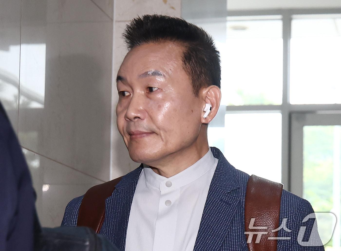 본문 이미지 - 송호종 전 대통령경호 경호부장이 12일 오전 서울 서초구 '순직 해병 특검'(이명현 특별검사) 사무실에서 피의자 조사를 받기 위해 출석하고 있다. 송 씨는 '구명로비' 통로로 의심하는 '멋쟁해병' 단체대화방 5명의 구성원 중 한 명이다. 2025.9.12/뉴스1 ⓒ News1 김민지 기자