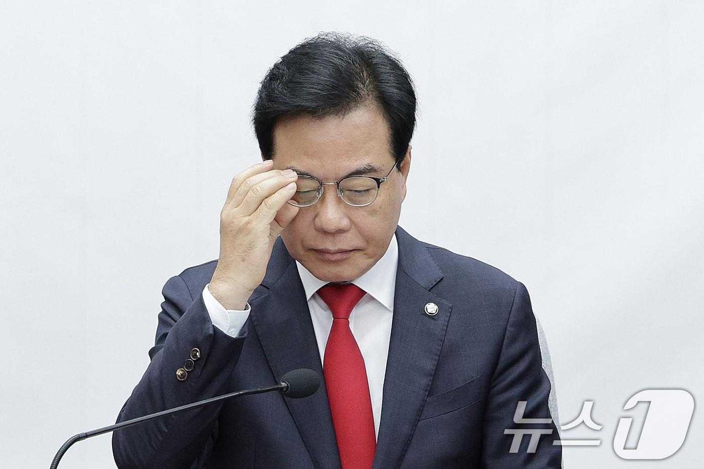 송언석 국민의힘 원내대표가 12일 오전 서울 여의도 국회에서 열린 원내대책회의에서 안경을 고쳐쓰고 있다. 2025.9.12/뉴스1 ⓒ News1 신웅수 기자
