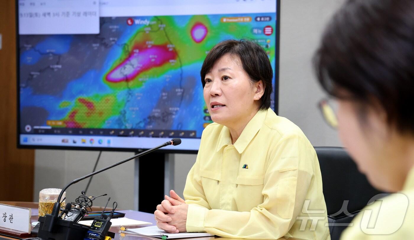송미령 농림축산식품부 장관이 12일 오전 세종시 정부세종청사 농업재해대책상황실에서 열린 호우 대비 점검회의를 주재하며 발언하고 있다. 2025.9.12/뉴스1 ⓒ News1 김기남 기자