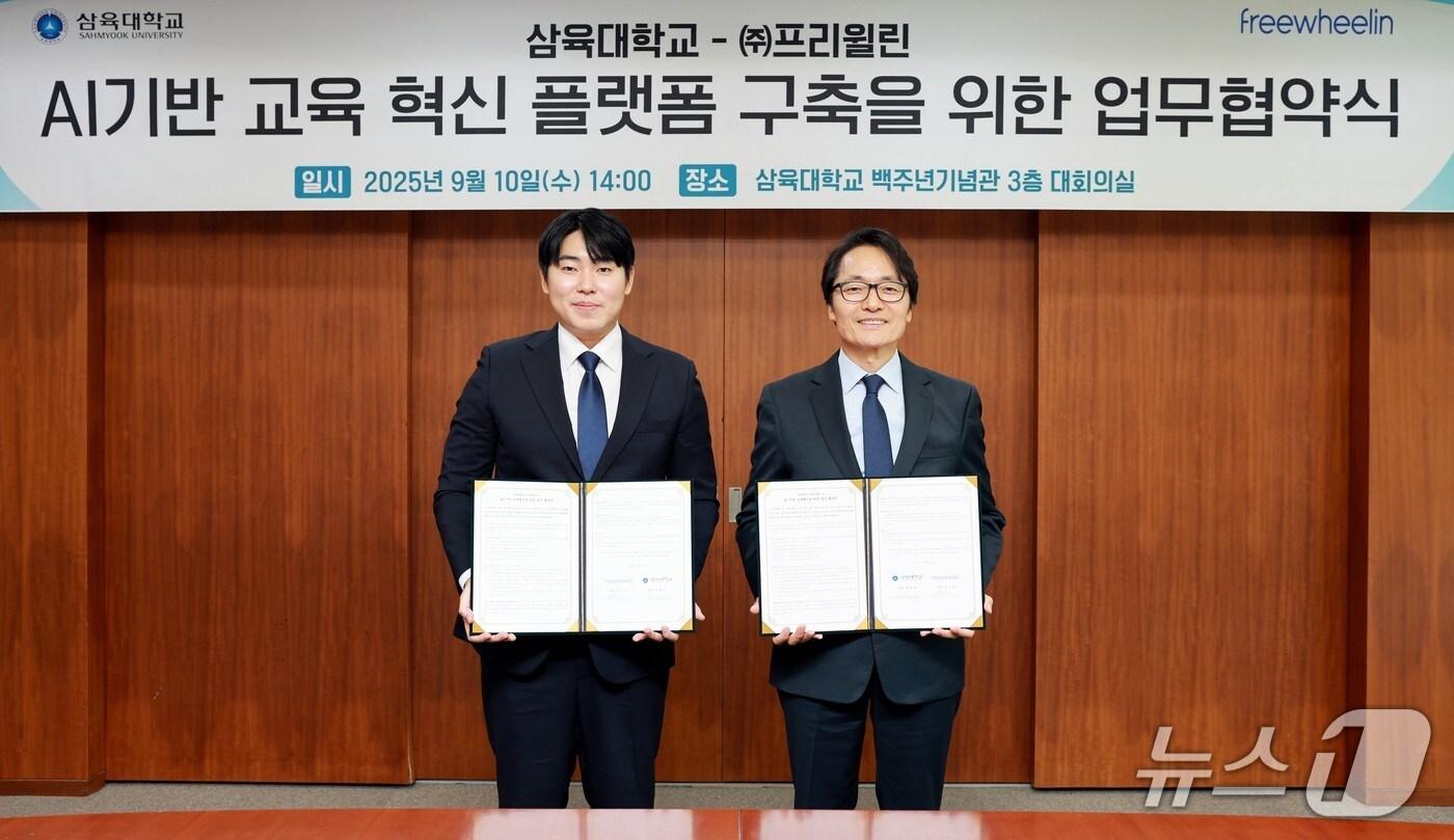 삼육대학교는 지난 10일 서울 노원구 삼육대 백주년기념관 대회의실에서 인공지능(AI) 에듀테크 기업 프리윌린과 업무협약(MOU)을 체결했다고 밝혔다. 사진은 제해종 삼육대 총장(사진 오른쪽)과 권기성 프리윌린 대표가 MOU 이후 기념촬영을 하는 모습.(삼육대 제공)