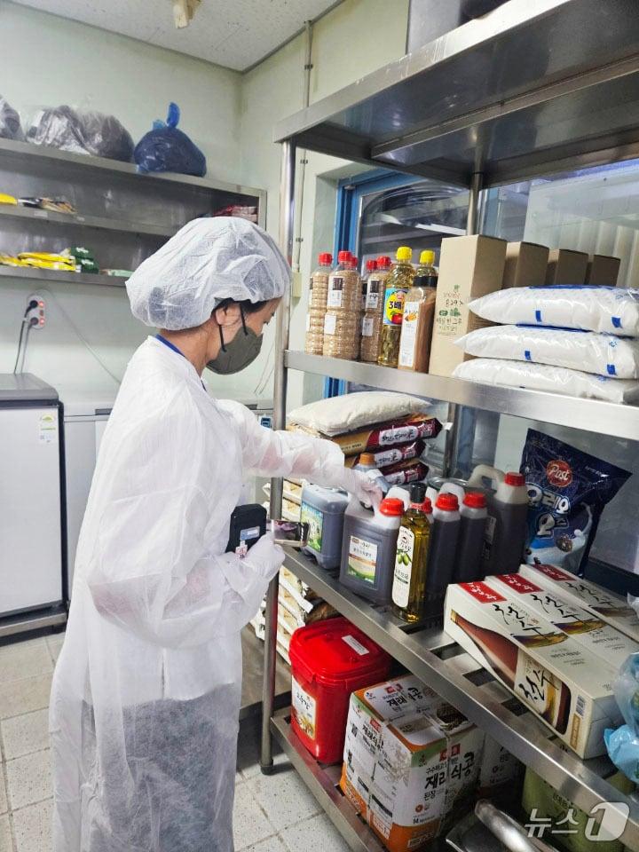 본문 이미지 - 가을 행락철 다중이용시설 주변 식품취급업소 위생 점검.&#40;광주시 제공. 재판매 및 DB 금지&#41; 