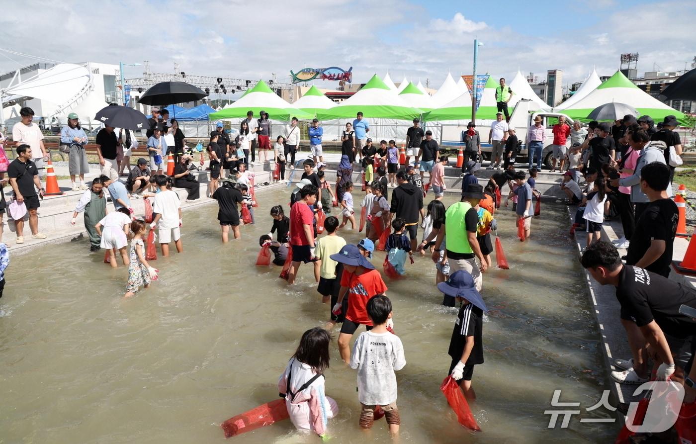 지난해 개최된 ‘제23회 안면도 백사장 대하축제’  맨손 대하 잡기 체험 모습(태안군 제공. 재판매 및 DB금지)2025.9.12/뉴스1