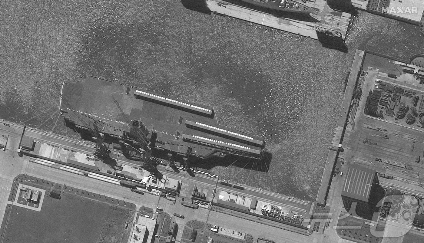 중국 상하이에서 촬영된 위성사진에 중국 항공모함인 푸젠함의 모습이 보인다. 2022.6.18 ⓒ 로이터=뉴스1 ⓒ News1 정은지 특파원