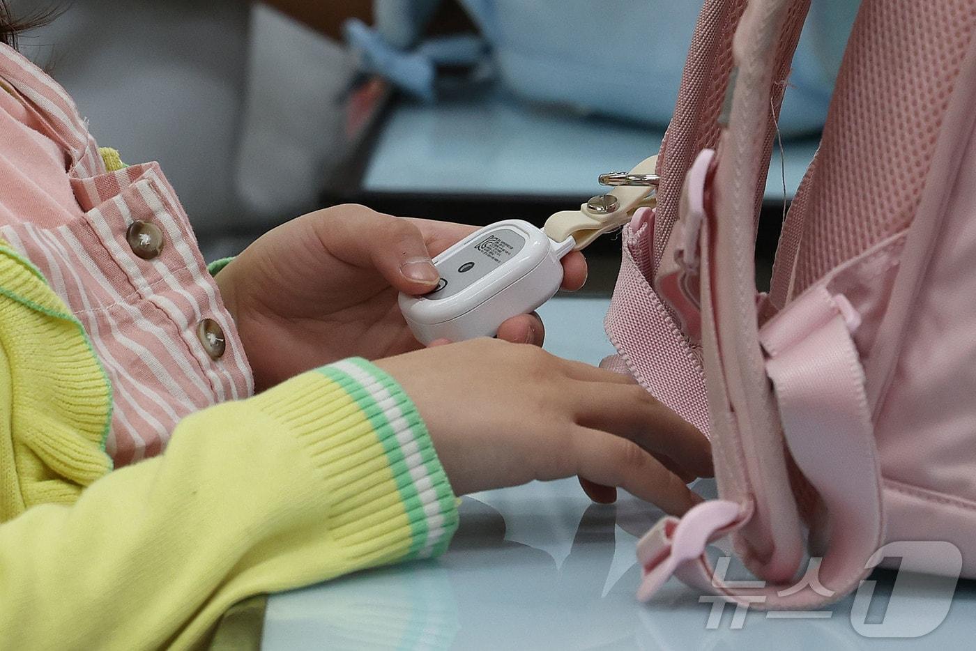 초등학생 납치 미수와 같은 아동 대상 범죄가 연이어 발생해 불안감이 커지고 있는 가운데 12일 오전 서울 광진구 양남초등학교에서 어린이들이 안심벨을 누르는 교육을 받고 있다. (공동취재) ⓒ News1 박지혜 기자