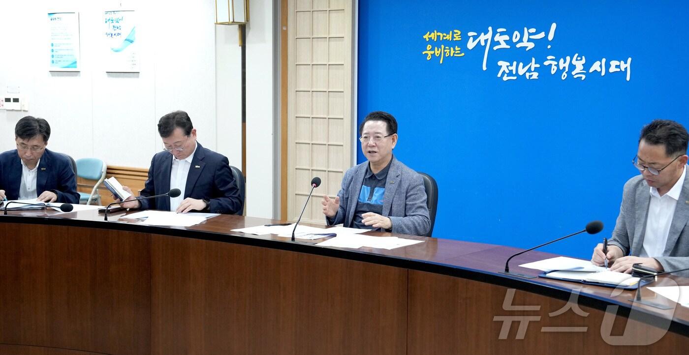 김영록 전라남도지사가 12일 도청 정약용실에서 도 실·국장들이 참석한 가운데 이재명 대통령 100일 기자회견 후속대책과 관련해 긴급 현안회의를 주재하고 있다.&#40;전남도 제공. 재판매 및 DB금지&#41; 2025.9.12/뉴스1