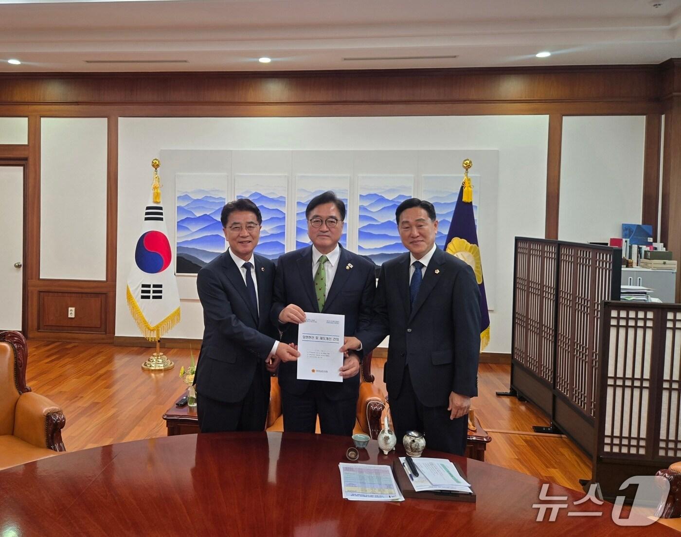 본문 이미지 - 김태균 전남도의회 의장(왼쪽 첫번째)이 우원식 국회의장과 기념사진을 찍고 있다.(전남도의회 제공, 재판매 및 DB 금지)/뉴스1 