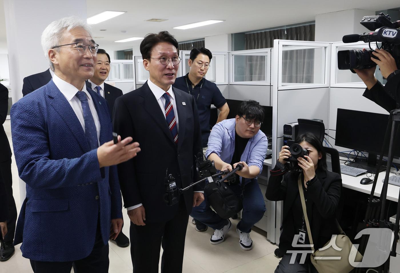 김민석 국무총리가 지난 12일 오전 자살예방상담 현장 행보의 일환으로 서울 중구 한국생명존중희망재단을 방문해 황태연 이사장의 설명을 경청하고 있다. 김 총리는 이날 제9차 자살예방정책위원회를 열고 범정부 차원의 자살 대책 추진 기구 설치 등 2025년 국가자살예방전략을 논의한다. /뉴스1 ⓒ News1 오대일 기자