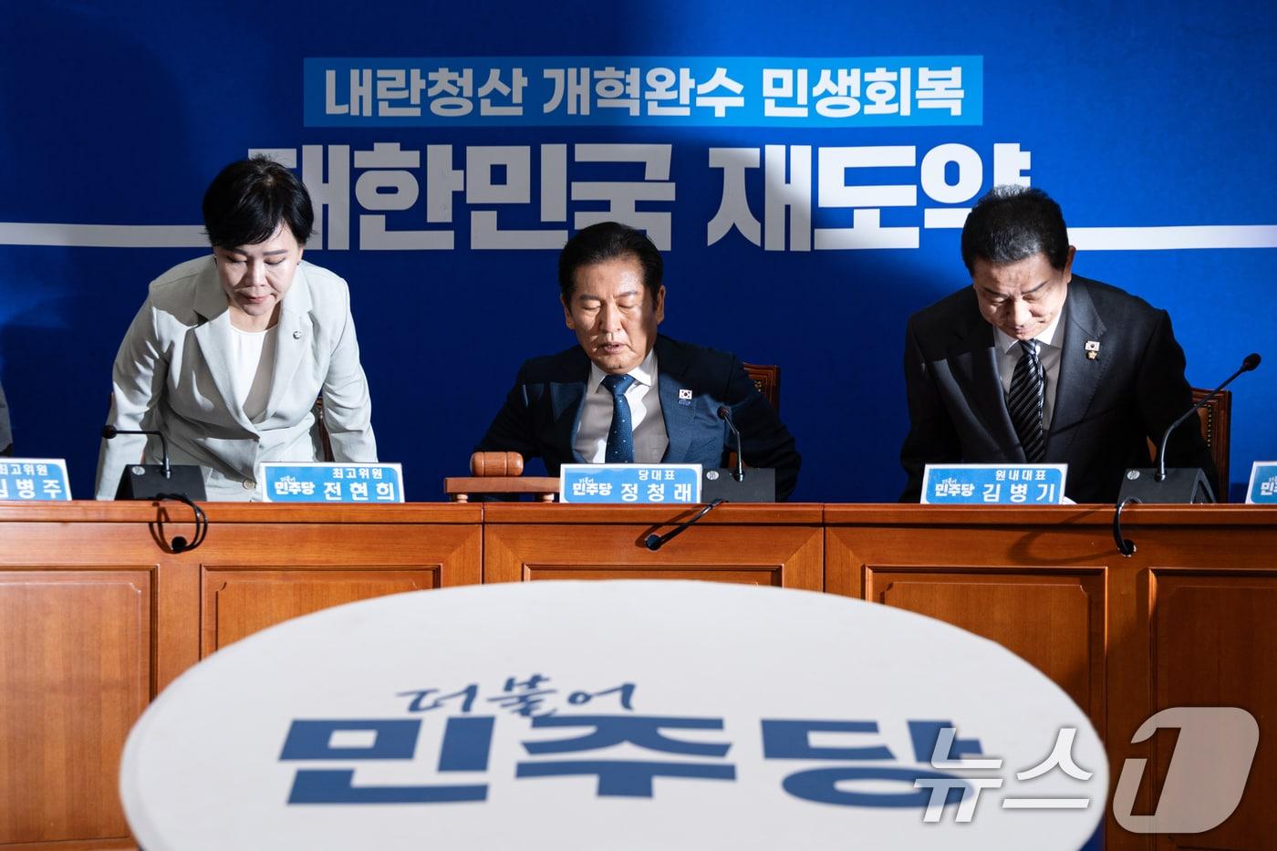 정청래 더불어민주당 대표와 김병기 원내대표를 비롯한 최고위원들이 12일 서울 여의도 국회에서 최고위원회의에 참석하고 있다. 2025.9.12/뉴스1 ⓒ News1 이승배 기자