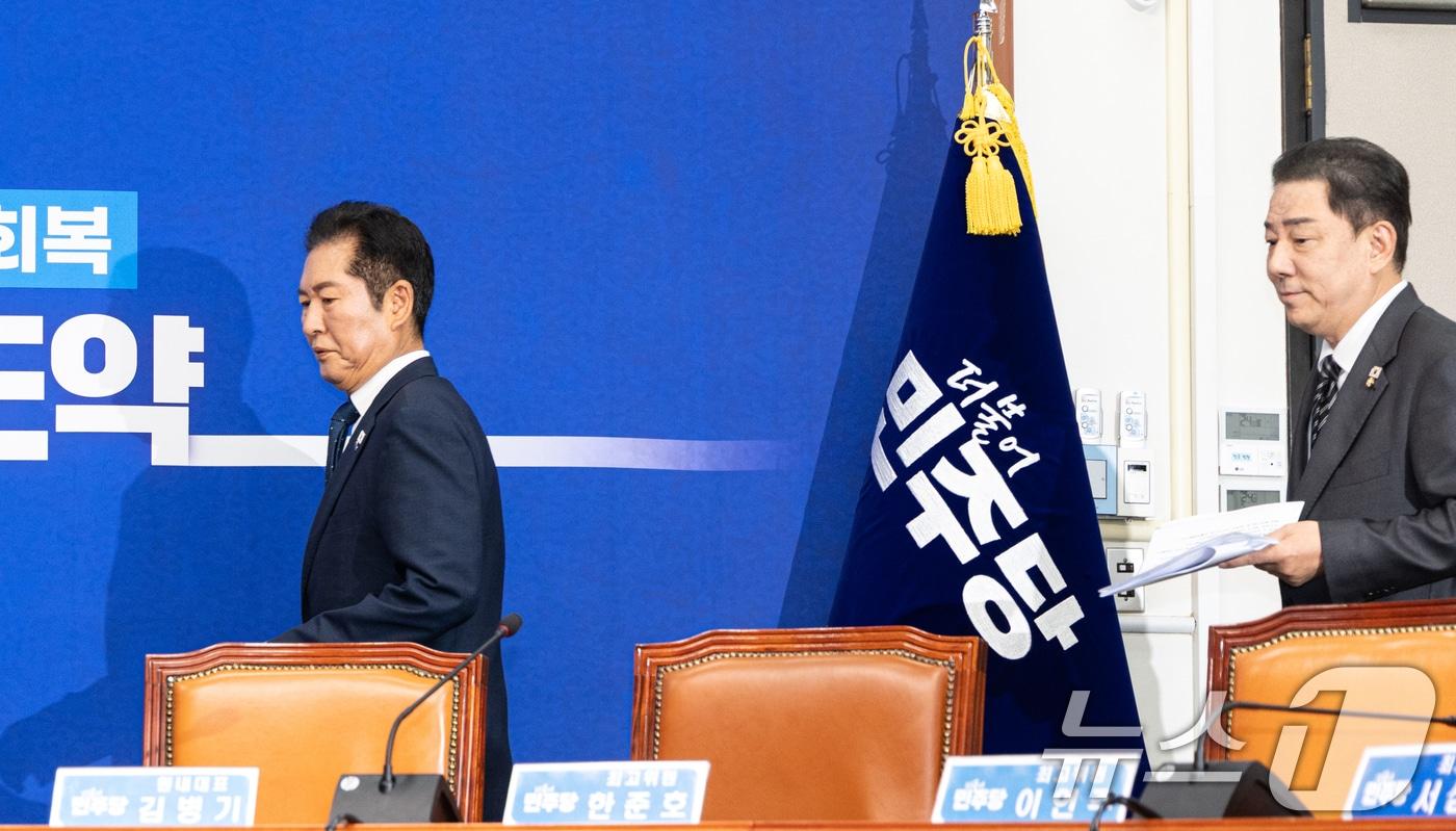 정청래 더불어민주당 대표와 김병기 원내대표가 12일 서울 여의도 국회에서 최고위원회의에 참석하고 있다. 2025.9.12/뉴스1 ⓒ News1 이승배 기자