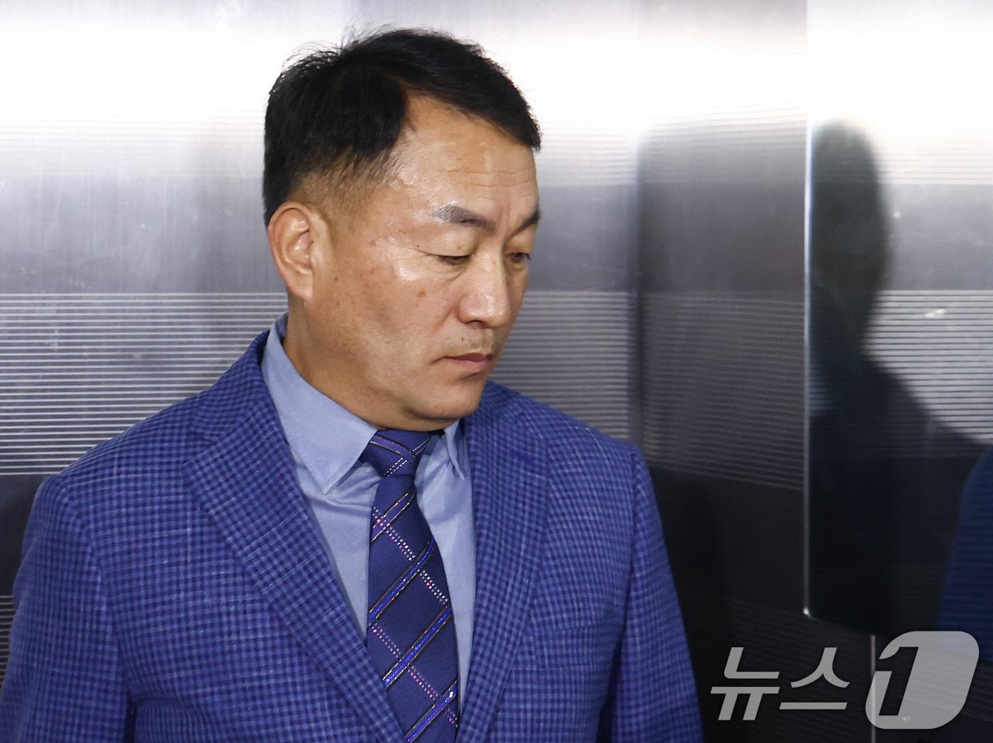 본문 이미지 - 김계환 전 해병대사령관이 12일 오전 서울 서초구 '순직 해병 특검'(이명현 특별검사) 사무실에서 피의자 조사를 받기 위해 출석하고 있다. 2025.9.12/뉴스1 ⓒ News1 김민지 기자